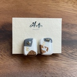 小花のイヤリング / 鼠色