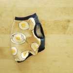 犬服　fried egg柄　トレーナー　タグ付　M　胴まわり５０　前丈短め　パグ　フレブル