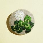 クローバーの手刺繍ブローチ☆くるみボタン