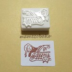 《再販》みつあみおんなのこ コタツでゴロゴロ：消しゴムはんこ。