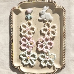 ❤️再販❤️うさぎと3連ビーズフラワーのピアス　イヤリング　　昭和レトロ　レトロポップ　ファンシー　大ぶり　メルヘン　チューリップ　白うさぎ　アニマル　個性的
