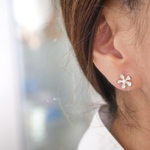 小さい花ピアス　ノンホールピアス　　pp99