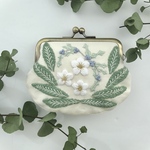 クリスマスローズの刺繍がま口（生成り）