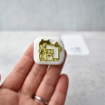 ミシンをするねこ「にぼし」 meganehankoの猫ハンコ