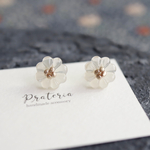 小さな秋色お花のピアス･イヤリング  レジン　大人可愛いシンプルデザイン　ガラス風　透明　アイボリー