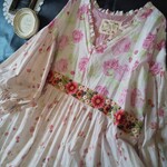 綿ローンピンク花柄のVネックワンピ✨
