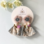 【ピンクとブルー】刺繍のお花のピアス(イヤリング）