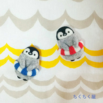 浮き輪ペンギンのブローチ【赤or青】