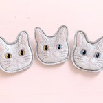 白猫ちゃんの刺繍ブローチ