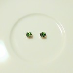 小さなスワロフスキーエメラルド　　ピアス
