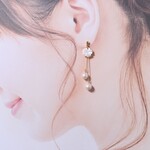 【再販】＊ホワイトシェルフラワーと淡水パールの可憐なピアス＊イヤリングに変更可能＊クリスマス＊6月の誕生石