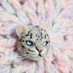 ユキヒョウ ブローチ　羊毛フェルト 野生ねこフェイスブローチ 