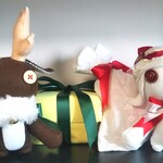 手乗りサイズのウサギ？のぬいぐるみ「リスゥサギ」クリスマスイメージモデル2022(フェルト白&茶木ボタン目・茶&白木ボタン目・プレゼント箱&袋付き)