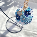 つまみ細工　丹後ブルー色の小さなお花のくす玉キーホルダー