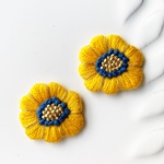 No.80 ハンドメイド　刺繍　ビーズ　ピアス　イヤリング　花　黄色　北欧　青　クリスマス　プレゼント