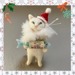 no.148 お魚プレゼントを持つ猫さん