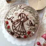 一点物★刺繍ブローチ『森と私と小鳥と風と』