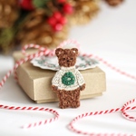 【11/30(水)21時販売】小さなテディベアのクリスマスブローチ(チョコレート)