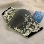 クレンゼ刺繍マスク✳️ ダブル抗菌マスク 抗ウイルス　抗菌　クレンゼ3層マスク　SWAROVSKI  パール　オプションより　マスク秋の装って  ブラック×ホワイト生地がお肌に透明感を演出