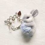 ウサギと毛糸玉 バッグチャーム(Sサイズ)