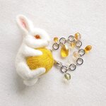 ウサギと毛糸玉 バッグチャーム(Sサイズ)