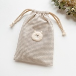 クマさんの小さな刺繍巾着(グレージュ)