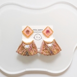 《ピンク》オーロラな一粒とキラキラのインド刺繍リボンのピアス/イヤリング