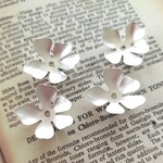 💛入荷しました！フラワー大ぶりアクセサリーパーツ※マットシルバー：1セット8個入り