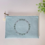 手刺繍16㎝ファスナーフラットポーチ（水色）