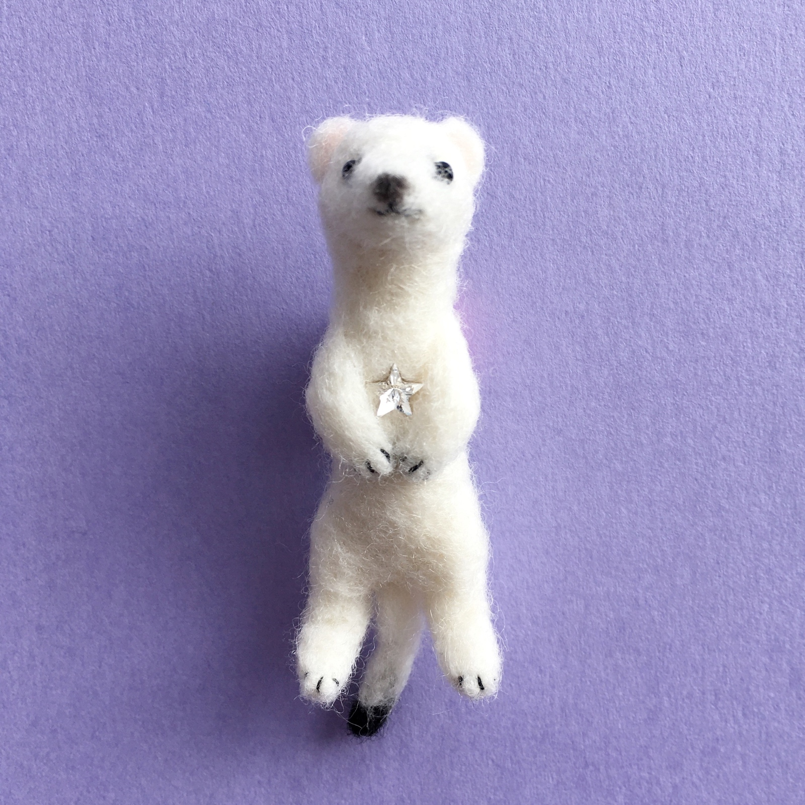 羊毛フェルト 星を抱いたどうぶつのブローチ（オコジョ