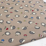 110×50 生地 はりねずみときのこ 綿麻キャンバス ブラウン コットンリネン 50cm単位販売 商用利用可 ハリネズミ キノコ どうぶつ 動物 アニマル ナチュラル かわいい 北欧風