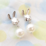 うさぎとパールのピアス/イヤリング