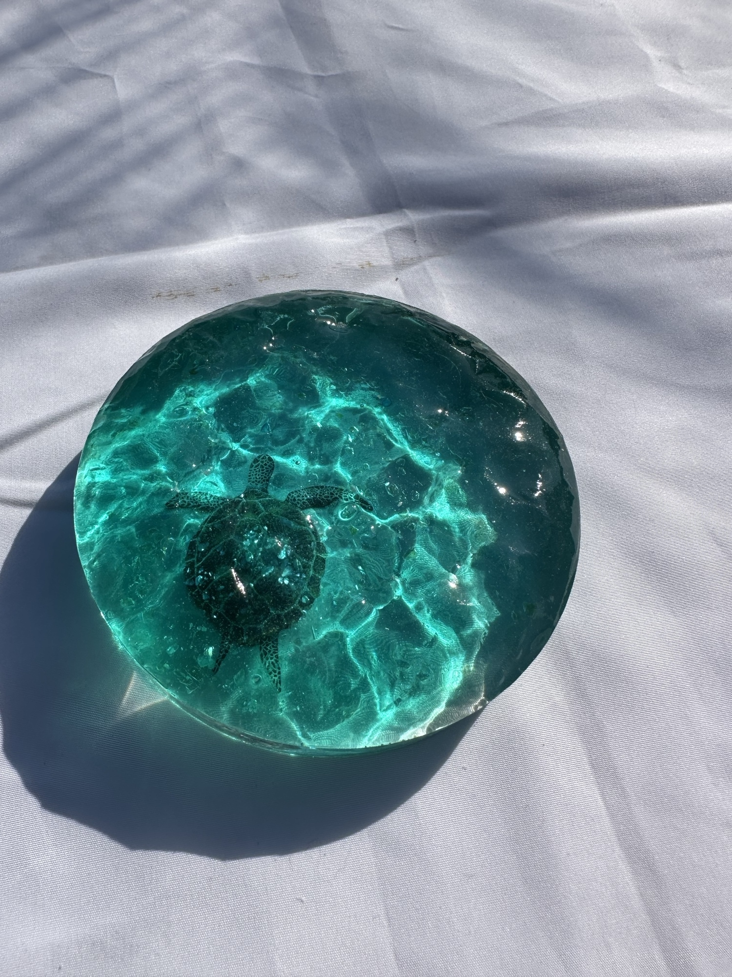 エメラルドグリーンの海  レジンアート 海のかけらエメラルドグリーン（金運波動付き）【金運アップの招