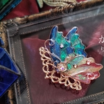 サーカスのステンドグラス蝶のブローチ（Brooch of butterfly and flower） 