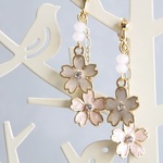 桜のイヤリングorピアス（白×ピンク ）