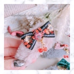 ふわふわファーとインド刺繍リボンのさんかくパッチンピン チェリーチャーム付き🍒´- / black × pink