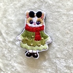 ツリーみたいなワンピース　冬の猫刺繍ブローチ