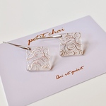 ダマスク柄のデザインフックピアス スクエア 🌿‬ ܸ