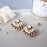 ビーズ刺繍𓍯Whiteビジュー×優しいカラーの扇ピアス