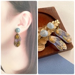 お花が浮かぶ揺れるクリアピアス/イヤリング【ブルー】