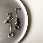 ワイヤー × クリア × アシメピアス［ サージカルステンレスポスト使用 / イヤリング対応 ］