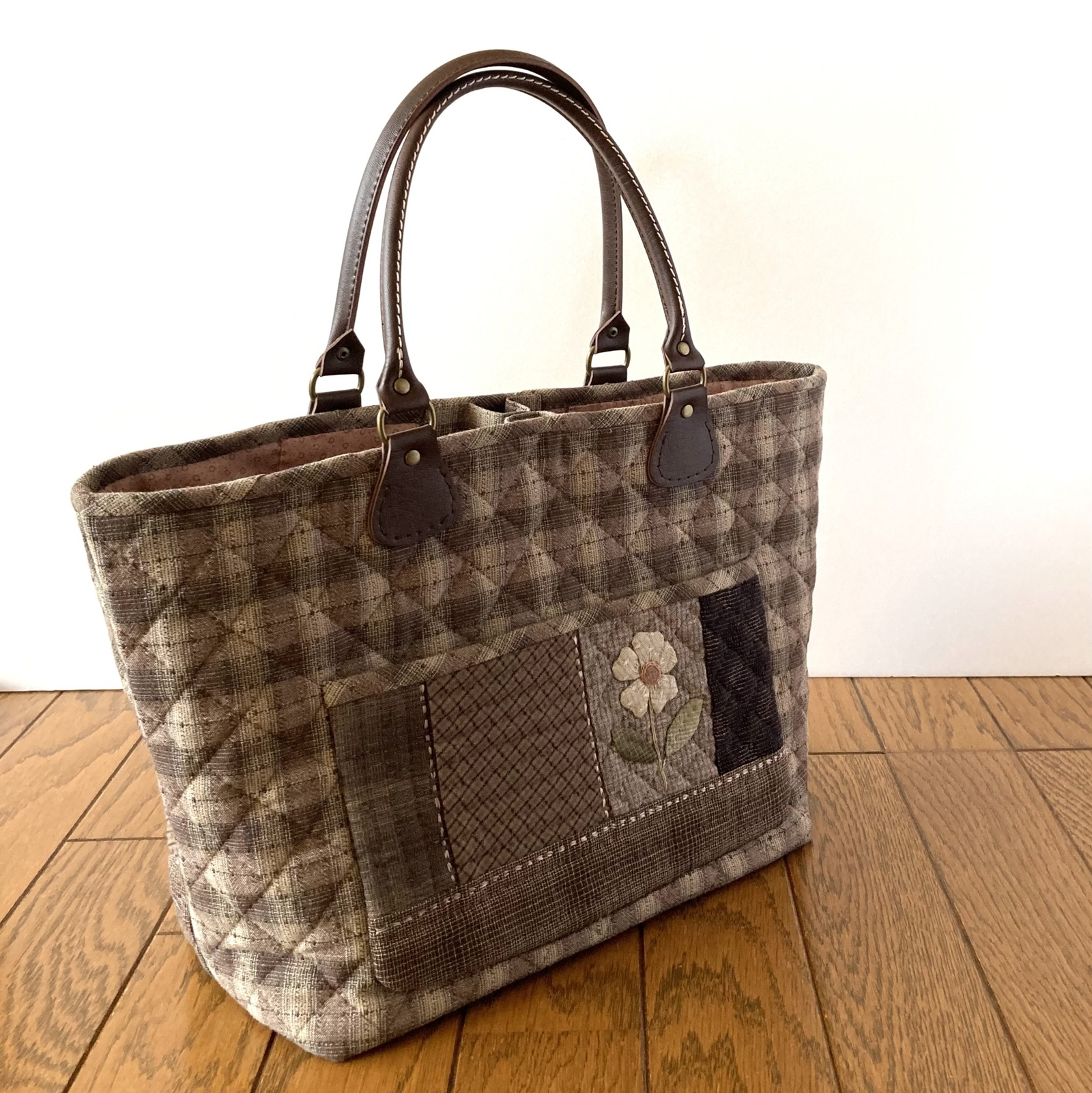 アップリケキルトのトートバッグ(ハンドメイド) アップリケと刺繍のパッチワークキルトバッグ トートバッグ - lilla