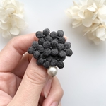 シックな花束ブローチ　／　ブラック　　　　　　　　　　　　　刺繍ブローチ　刺繍アクセサリー　刺繍　お花刺繍　パール　刺繍雑貨　ブローチ　プレゼント