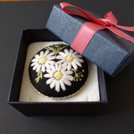 デイジー アンティーク風 刺繍 ブローチ