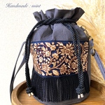 インド刺繍　巾着丸底バッグ　チャコールグレー　内布ブルーグリーン