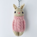 ピンクケーブルセーターうさぎ　キーホルダー