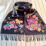 🍀新作🍀羊毛フェルト刺繍の蝶々とお花のカラフルマフラー（蝶々🦋のコサージュ付き）🏵