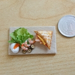 ホットサンドとエビのサラダ