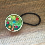 グラデーションの木　刺繍くるみボタンへアゴム