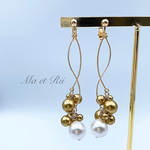 SWAROVSKI メタリックゴールド×ホワイト　ウェーブ　ピアス/イヤリング